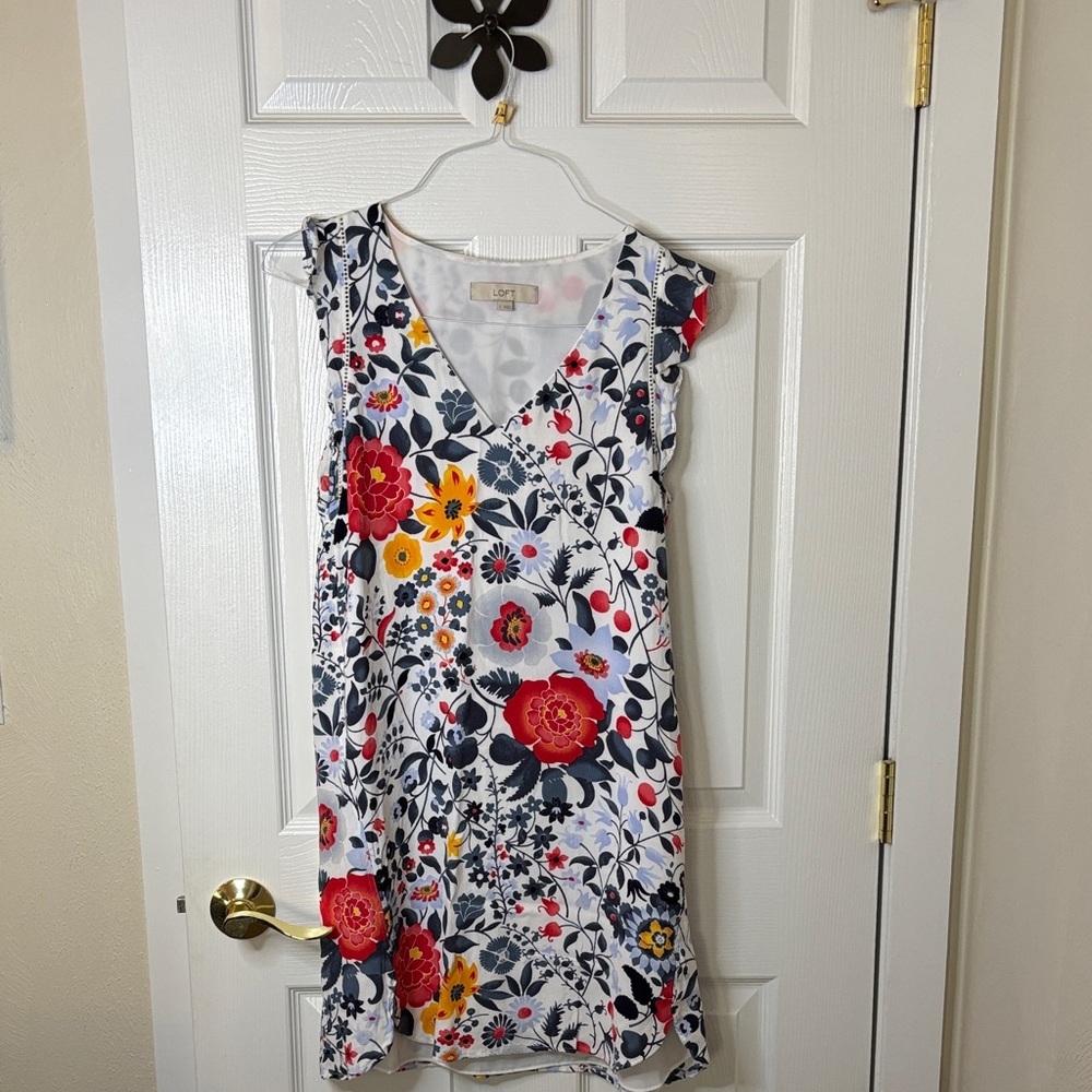 LOFT Floral Dress with Lace Cap Sleeves and Dovetail hemline Fully Lined sz Sm